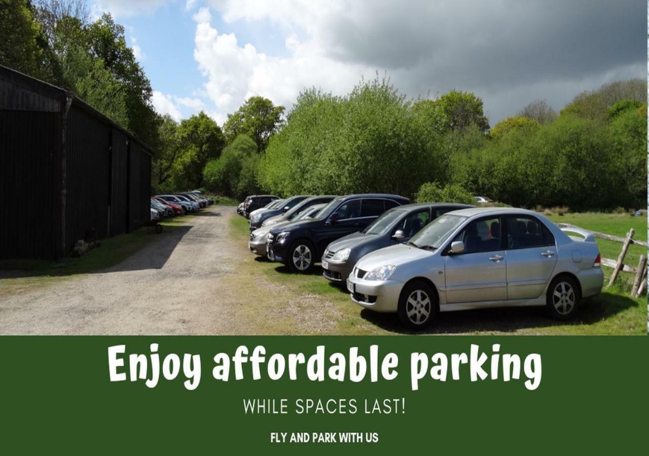 Little Foxes Hotel & Gatwick Airport Parking Crawley  Esterno foto
